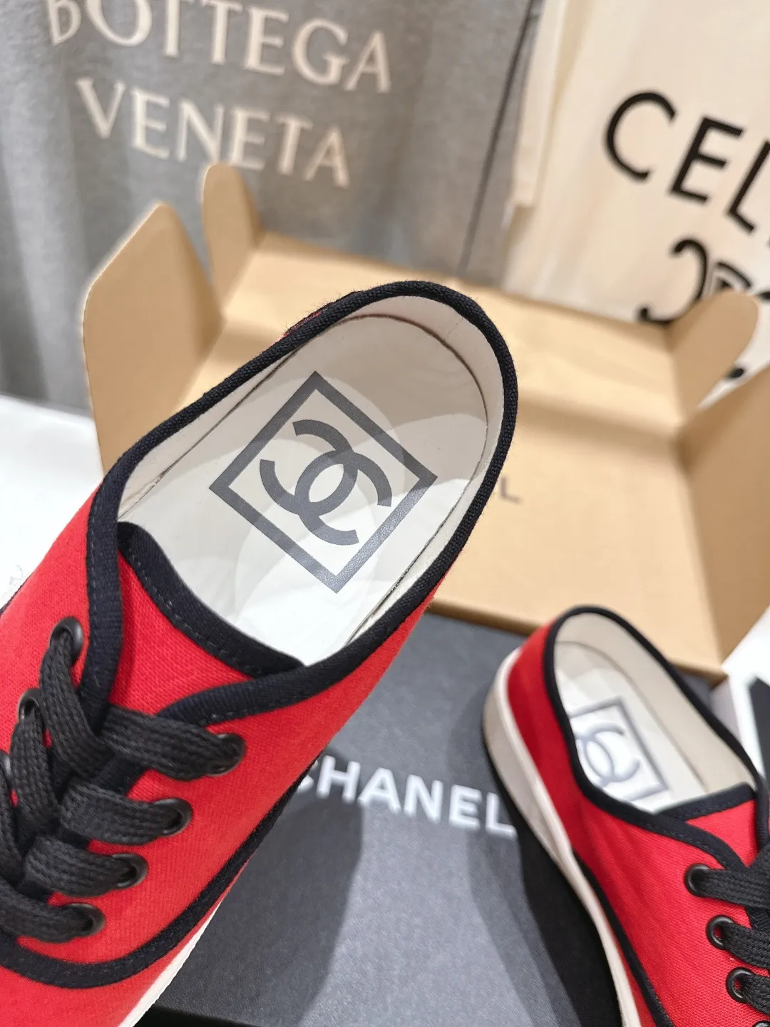 👟👟Ex-factory price 400👟👟 -Chanel* Xiaoxiang 2025ss latest casual shoes, currently super popular biscuit shoes. Internet celebrity Xiaohongshu is crazy about hot recommendations. The silly and cute style has a retro flavor! Special shape, very recognizable, slim and long legs, absolutely powerful, very comfortable to wear, good-looking, comfortable, and heightening. I must recommend it to everyone, the main feature of this year's series, minimalist style ✔Fabric: original customized canvas ✔Foot: water-dyed cowhide, comfortable foot feel ✔Outsole: molded high-elastic rubber platform outsole ✔Number: 35-39 (customized in 40)